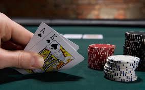 Lợi ích và lưu ý khi sử dụng bài poker